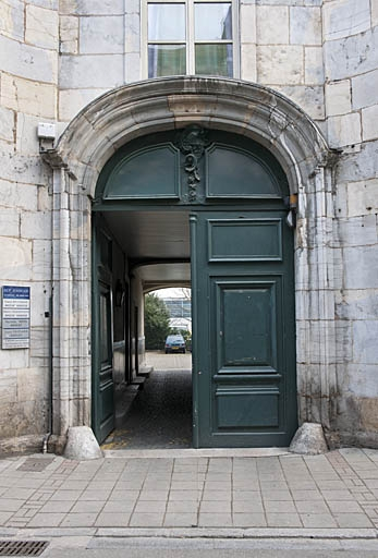 Façade antérieure de l'hôtel : détail du portail. © Jérôme Mongreville / Région Bourgogne-Franche-Comté, Inventaire du patrimoine - 2011