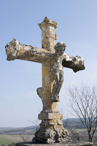 Le Christ en croix de trois quart gauche. © Jérôme Mongreville / Région Bourgogne-Franche-Comté, Inventaire du patrimoine - 2011