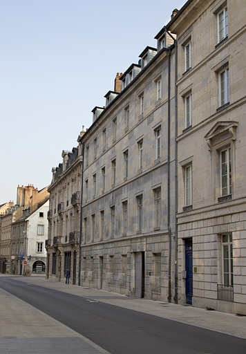 Vue d'ensemble de la façade antérieure de l'immeuble depuis la rue, de trois quarts droit. © Yves Sancey / Région Bourgogne-Franche-Comté, Inventaire du patrimoine - 2011