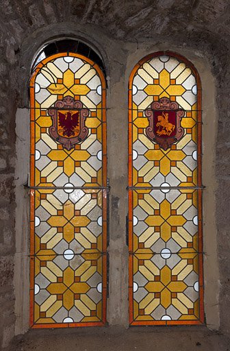 Vue générale des verrières héraldiques : armoiries de la famille de Rougemont et de la confrérie de saint Georges. © Jérôme Mongreville / Région Bourgogne-Franche-Comté, Inventaire du patrimoine - 2011