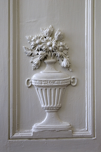 Intérieur, chambre à gauche du salon : lambris, détail d'un pot à fleurs. © Yves Sancey / Région Bourgogne-Franche-Comté, Inventaire du patrimoine - 2011