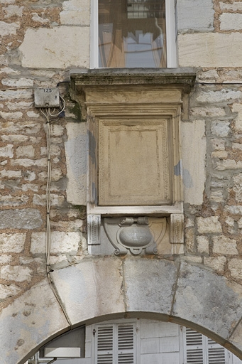 Façade latérale droite : détail du décor en table au-dessus du portail d'entrée. © Yves Sancey / Région Bourgogne-Franche-Comté, Inventaire du patrimoine - 2011