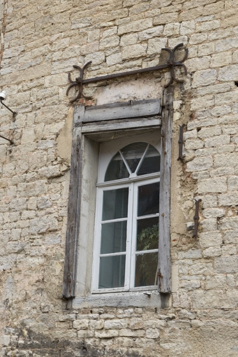 Façade postérieure donnant sur l'impasse : détail d'une ouverture. © Yves Sancey / Région Bourgogne-Franche-Comté, Inventaire du patrimoine - 2011
