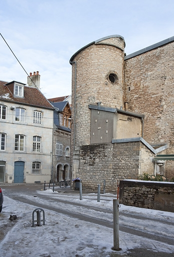 Vue d'ensemble du pigeonnier depuis l'impasse. © Yves Sancey / Région Bourgogne-Franche-Comté, Inventaire du patrimoine - 2011
