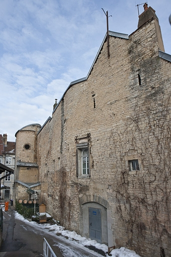 Façade postérieure donnant sur l'impasse : vue d'ensemble, de trois quarts droit. © Yves Sancey / Région Bourgogne-Franche-Comté, Inventaire du patrimoine - 2011