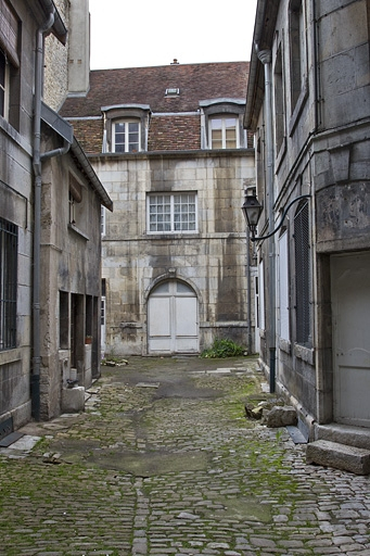 Vue d'ensemble des bâtiments sur cour depuis l'entrée. © Yves Sancey / Région Bourgogne-Franche-Comté, Inventaire du patrimoine - 2011