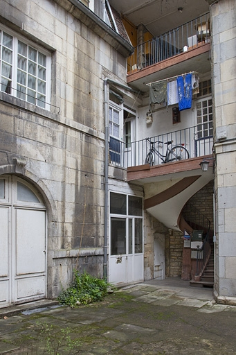 Vue d'ensemble de l'escalier secondaire à cage ouverte, à droite au fond de la cour. © Yves Sancey / Région Bourgogne-Franche-Comté, Inventaire du patrimoine - 2011