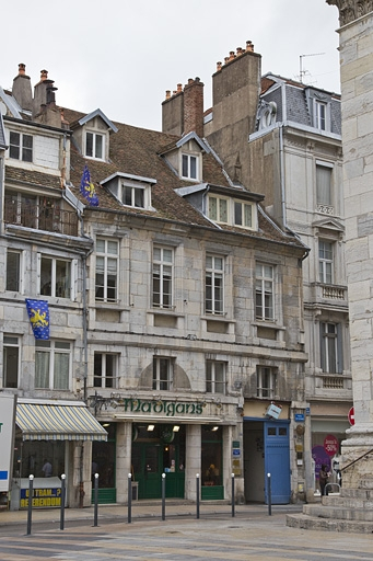 Logis principal gauche : vue d'ensemble depuis la rue, de trois quarts gauche. © Yves Sancey / Région Bourgogne-Franche-Comté, Inventaire du patrimoine - 2011