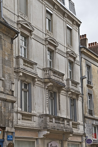 Logis principal droit : détail de la façade sur rue, de trois quarts gauche. © Yves Sancey / Région Bourgogne-Franche-Comté, Inventaire du patrimoine - 2011