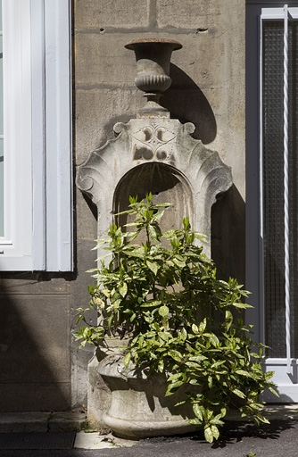 Détail de la borne-fontaine située au fond de la cour. © Yves Sancey / Région Bourgogne-Franche-Comté, Inventaire du patrimoine - 2011
