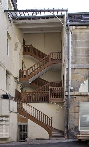 Détail de l'escalier à cage ouverte à gauche de la cour. © Yves Sancey / Région Bourgogne-Franche-Comté, Inventaire du patrimoine - 2011