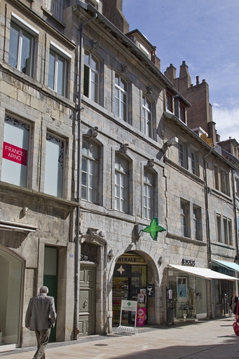 Logis principal : vue d'ensemble depuis la rue, de trois quarts gauche. © Yves Sancey / Région Bourgogne-Franche-Comté, Inventaire du patrimoine - 2011