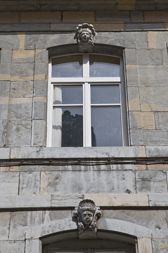 Logis principal, façade antérieure : détail d'une fenêtre du premier étage décorée d'un mascaron. © Yves Sancey / Région Bourgogne-Franche-Comté, Inventaire du patrimoine - 2011
