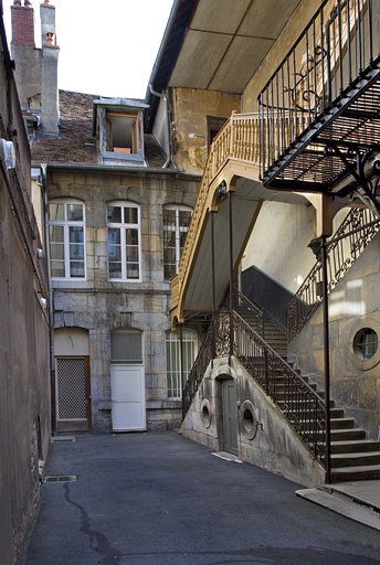 Première cour : vue d'ensemble du logis secondaire et de l'escalier à cage ouverte. © Yves Sancey / Région Bourgogne-Franche-Comté, Inventaire du patrimoine - 2011