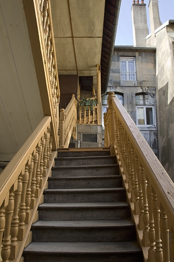 Première cour, escalier à cage ouverte : détail des dernières volées avec une rampe à balustres de bois tourné. © Yves Sancey / Région Bourgogne-Franche-Comté, Inventaire du patrimoine - 2011