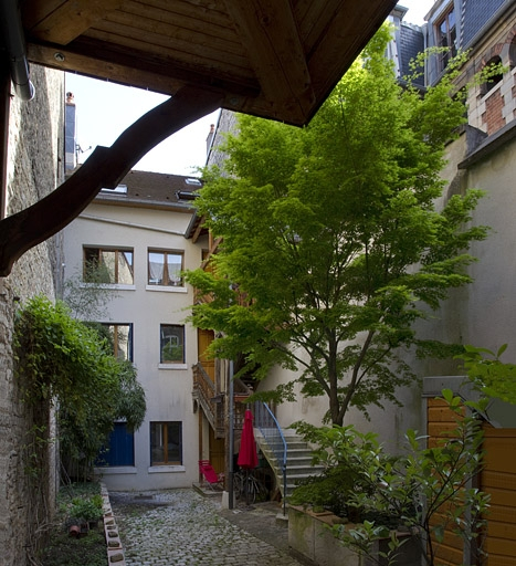 Deuxième cour : vue d'ensemble du logis secondaire : de face. © Yves Sancey / Région Bourgogne-Franche-Comté, Inventaire du patrimoine - 2011