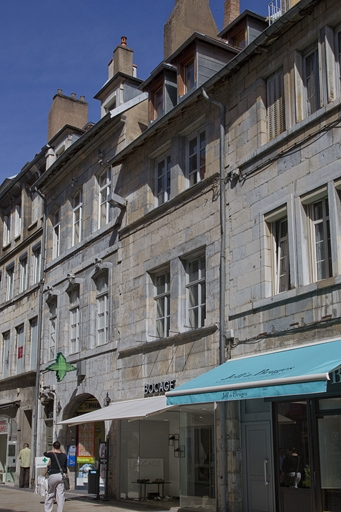 Logis principal : vue d'ensemble depuis la rue, de trois quarts droit. © Yves Sancey / Région Bourgogne-Franche-Comté, Inventaire du patrimoine - 2011