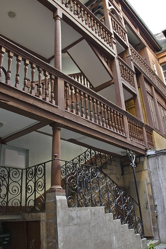 Première cour, escalier à cage ouverte : vue d'ensemble. © Yves Sancey / Région Bourgogne-Franche-Comté, Inventaire du patrimoine - 2011