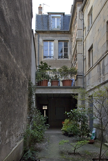 Deuxième cour : vue d'ensemble du logis secondaire en fond de cour. © Yves Sancey / Région Bourgogne-Franche-Comté, Inventaire du patrimoine - 2011