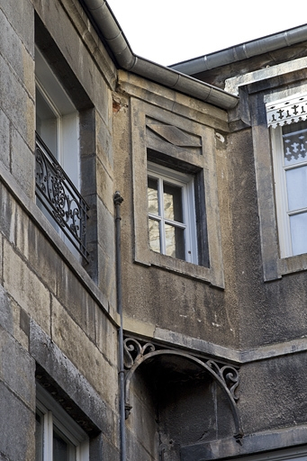 Deuxième cour, façade postérieure du premier logis secondaire : détail d'angle au niveau du premier étage. © Yves Sancey / Région Bourgogne-Franche-Comté, Inventaire du patrimoine - 2011