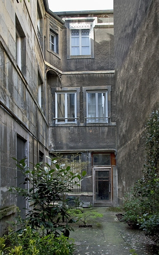 Deuxième cour, façade postérieure du premier logis secondaire : vue d'ensemble. © Yves Sancey / Région Bourgogne-Franche-Comté, Inventaire du patrimoine - 2011