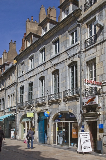 Logis principal : vue d'ensemble depuis la rue, de trois quarts droit. © Yves Sancey / Région Bourgogne-Franche-Comté, Inventaire du patrimoine - 2011