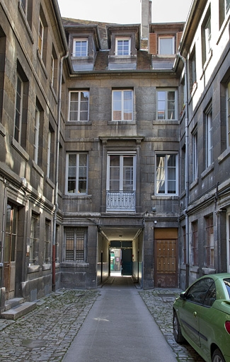 Logis principal : vue d'ensemble des façades depuis le fond de la cour. © Yves Sancey / Région Bourgogne-Franche-Comté, Inventaire du patrimoine - 2011