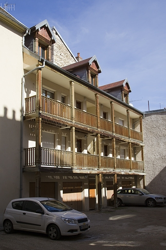 Deuxième cour : vue d'ensemble du logis secondaire gauche, de trois quarts gauche. © Yves Sancey / Région Bourgogne-Franche-Comté, Inventaire du patrimoine - 2011