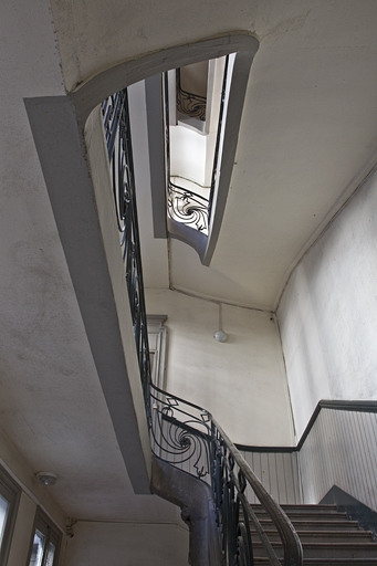 Logis principal : vue d'ensemble de l'escalier depuis le bas. © Yves Sancey / Région Bourgogne-Franche-Comté, Inventaire du patrimoine - 2011