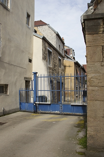 Logis principal, façade postérieure du bâtiment des remise et écurie, de trois quarts gauche. © Yves Sancey / Région Bourgogne-Franche-Comté, Inventaire du patrimoine - 2011