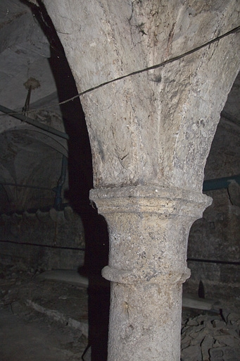 Logis principal : détail du chapiteau d'une colonne soutenant les voûtes de de la cave. © Yves Sancey / Région Bourgogne-Franche-Comté, Inventaire du patrimoine - 2011