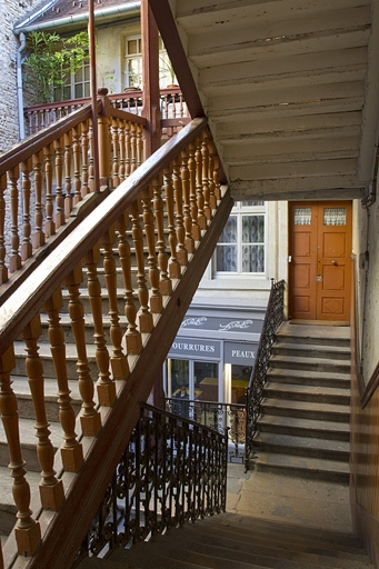 Escalier à cage ouverte : vue des volées depuis l'intérieur. © Yves Sancey / Région Bourgogne-Franche-Comté, Inventaire du patrimoine - 2011