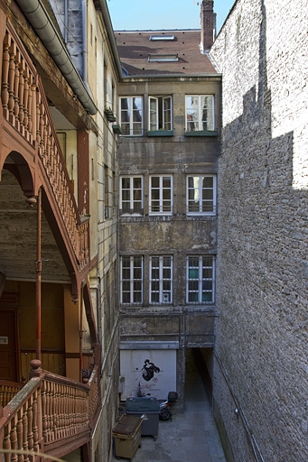 Logis principal : vue d'ensemble de la façade postérieure depuis l'escalier à cage ouverte. © Yves Sancey / Région Bourgogne-Franche-Comté, Inventaire du patrimoine - 2011