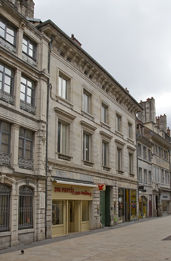 Logis principal : vue d'ensemble depuis la rue, de trois quarts gauche. © Yves Sancey / Région Bourgogne-Franche-Comté, Inventaire du patrimoine - 2011