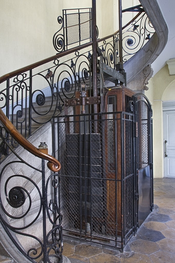 Aile droite : détail du départ de l'escalier et de l'ascenseur, vue rapprochée. © Yves Sancey / Région Bourgogne-Franche-Comté, Inventaire du patrimoine - 2011