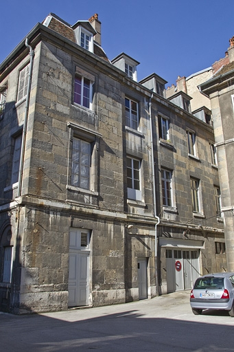 Aile droite et écurie : vue d'ensemble, de trois quarts gauche. © Yves Sancey / Région Bourgogne-Franche-Comté, Inventaire du patrimoine - 2011