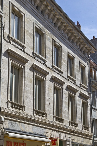 Façade antérieure, de trois quarts gauche : détail des premier et deuxième étages. © Yves Sancey / Région Bourgogne-Franche-Comté, Inventaire du patrimoine - 2011