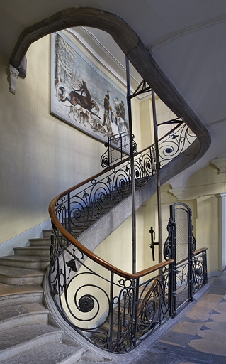 Aile droite : vue d'ensemble de la cage d'escalier depuis le premier étage. © Yves Sancey / Région Bourgogne-Franche-Comté, Inventaire du patrimoine - 2011