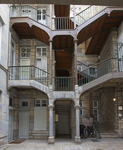 Escalier à cage ouverte sur la première cour : vue d'ensemble, de face. © Yves Sancey / Région Bourgogne-Franche-Comté, Inventaire du patrimoine - 2011