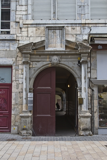 Façade antérieure du logis principal : portail d'entrée, de face. © Yves Sancey / Région Bourgogne-Franche-Comté, Inventaire du patrimoine - 2011