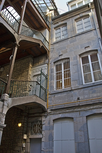 Façade postérieure du logis principal : vue d'ensemble. © Yves Sancey / Région Bourgogne-Franche-Comté, Inventaire du patrimoine - 2011