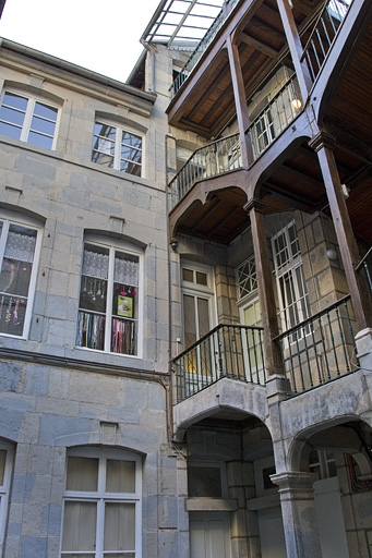 Façade antérieure du premier logis secondaire : vue d'ensemble avec l'escalier à cage ouverte. © Yves Sancey / Région Bourgogne-Franche-Comté, Inventaire du patrimoine - 2011