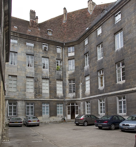 Logis principal : vue d'une partie des façades sur cour. © Yves Sancey / Région Bourgogne-Franche-Comté, Inventaire du patrimoine - 2011