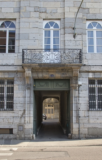 Logis principal : détail du portail d'entrée. © Yves Sancey / Région Bourgogne-Franche-Comté, Inventaire du patrimoine - 2011