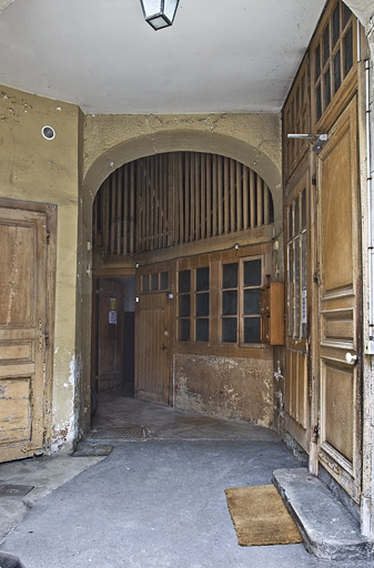 Vue d'ensemble de l'entrée de l'écurie. © Yves Sancey / Région Bourgogne-Franche-Comté, Inventaire du patrimoine - 2011
