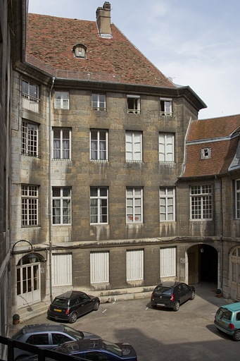 Logis principal : vue de l'aile gauche sur cour. © Yves Sancey / Région Bourgogne-Franche-Comté, Inventaire du patrimoine - 2011