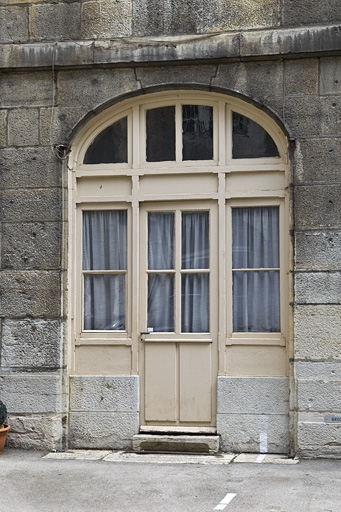 Bâtiment des remises : détail d'une baie du rez-de-chaussée. © Yves Sancey / Région Bourgogne-Franche-Comté, Inventaire du patrimoine - 2011