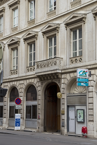 Vue de la façade principale sur rue : de trois quarts droit. © Yves Sancey / Région Bourgogne-Franche-Comté, Inventaire du patrimoine - 2011
