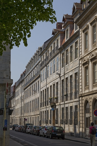 Logis principal, façade sur rue : de trois quarts droit. © Yves Sancey / Région Bourgogne-Franche-Comté, Inventaire du patrimoine - 2011