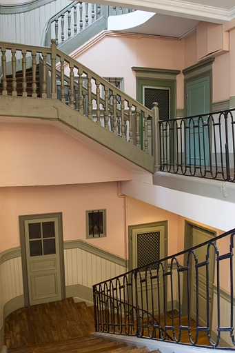 Logis principal, intérieur : vue d'ensemble de la cage d'escalier. © Yves Sancey / Région Bourgogne-Franche-Comté, Inventaire du patrimoine - 2011